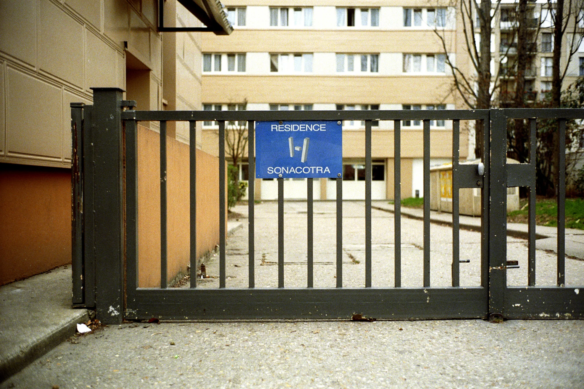 La plaquette de la nouvelle société vante le nouveau nom et sa consonance latine comme Ad Domus, « vers la maison ». Lorsqu’on n’est pas très fort en déclinaison, on peut aussi y lire A domus. Sans domicile... Extrait du webdocumentaire " Adoma, vers la maison ? " , séléctionné au festival Visa Pour l'Image 2009.