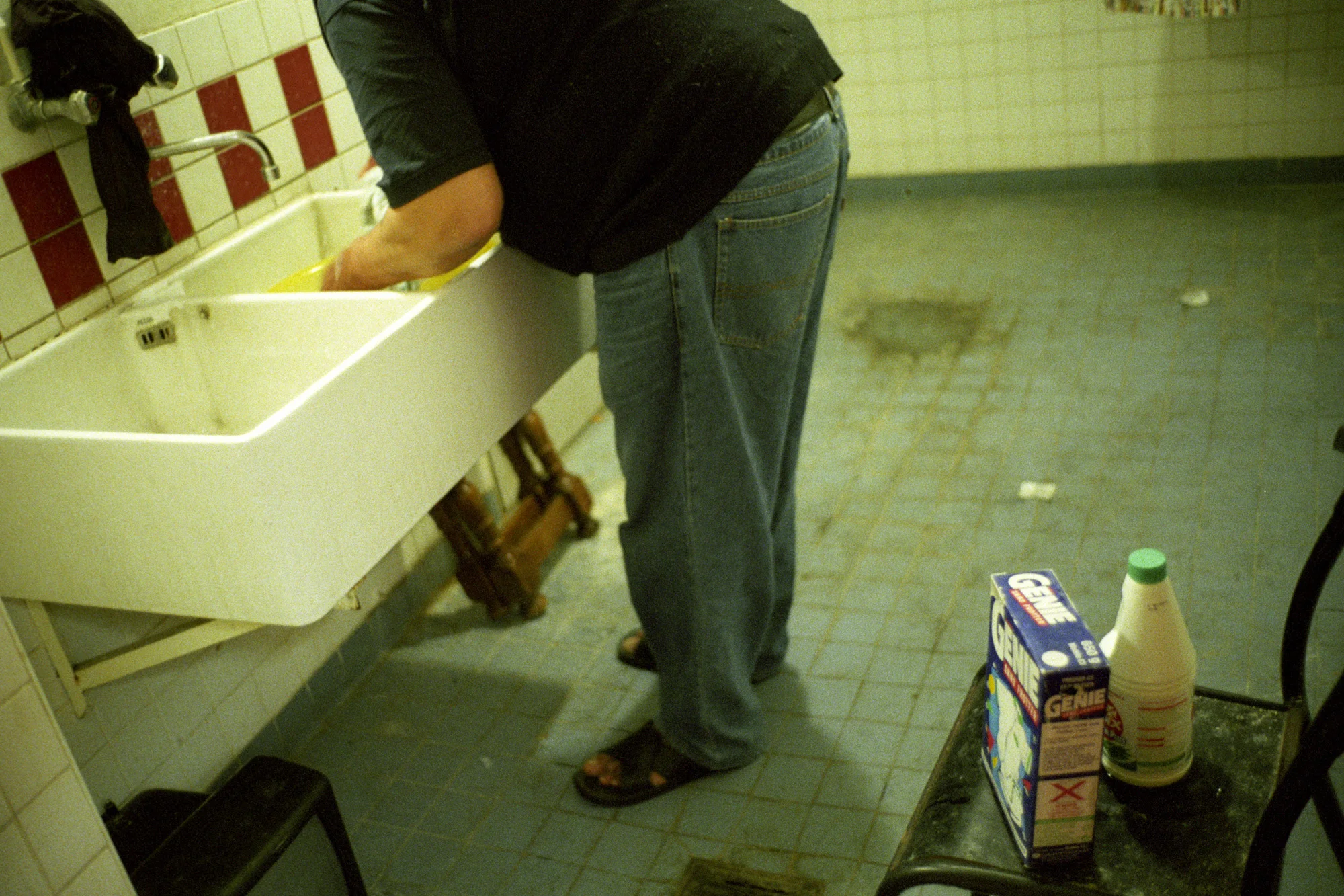 Il y a beaucoup d’hommes seuls ici. Depuis longtemps. Ils ont appris à se faire la cuisine, et à s’occuper de leur linge. À la main pour les anciens, les plus jeunes préférant la laverie. Extrait du webdocumentaire " Adoma, vers la maison ? " , séléctionné au festival Visa Pour l'Image 2009.