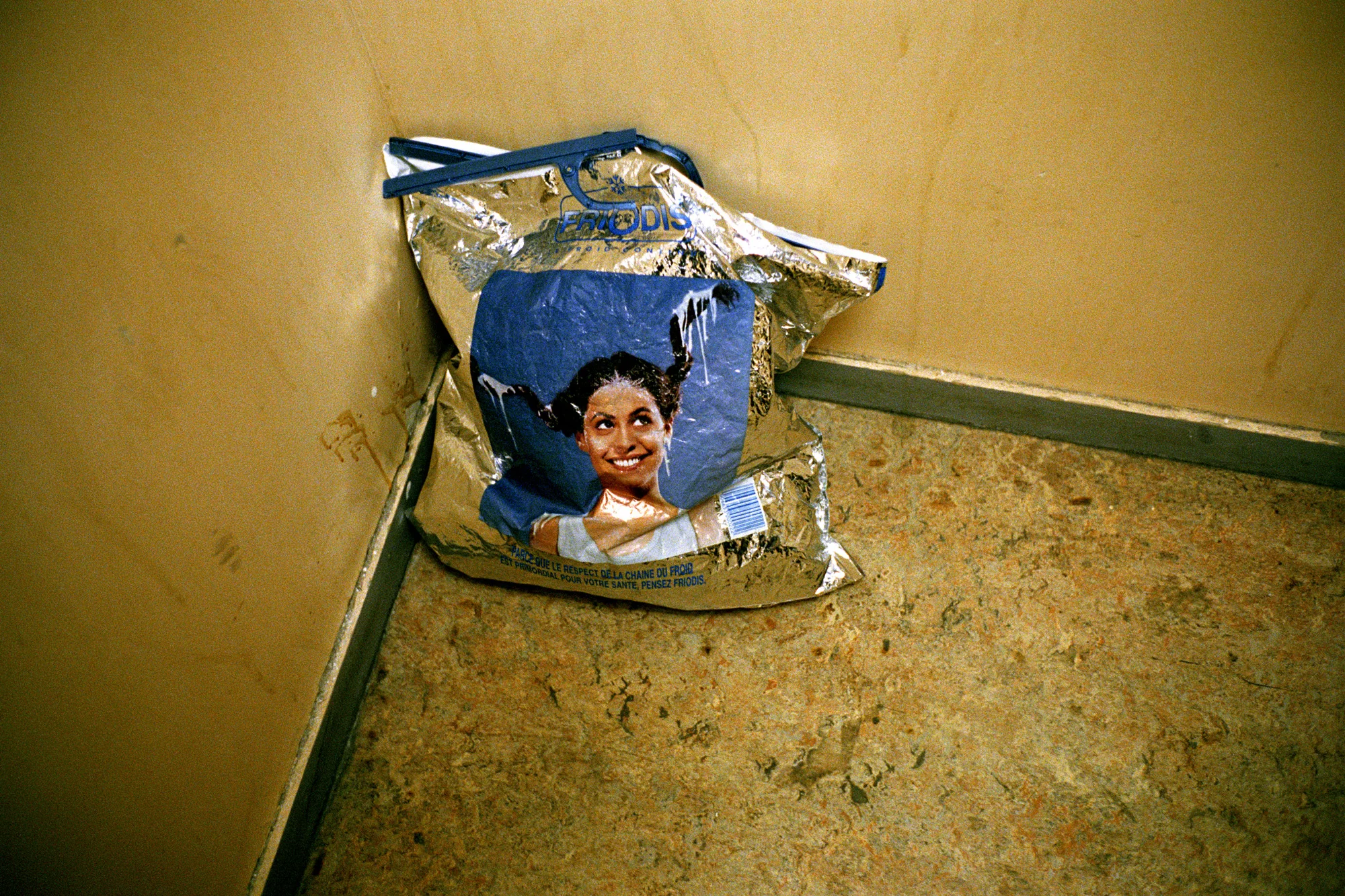 Les femmes sont peu nombreuses dans le foyer, avec quelques enfants. Elles rasent les murs dans les couloirs où les rencontres ne sont pas forcément les meilleures. On essaye de les regrouper aux étages les plus calmes, mais la peur est là. Extrait du webdocumentaire " Adoma, vers la maison ? " , séléctionné au festival Visa Pour l'Image 2009.
