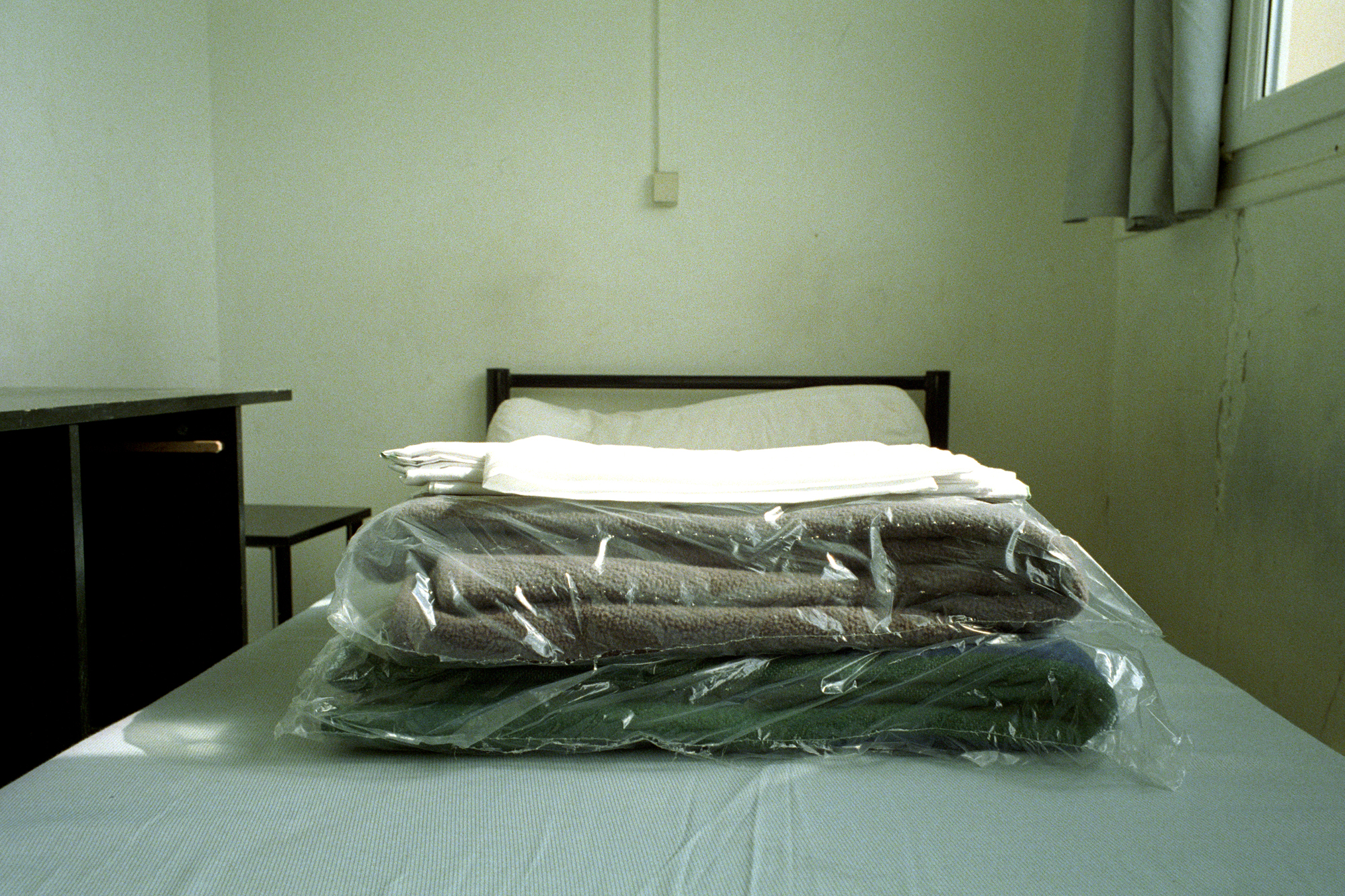 Un nouvel arrivant découvre sa chambre. Il trouve son trousseau emballé et disposé sur le lit. Extrait du webdocumentaire " Adoma, vers la maison ? " , séléctionné au festival Visa Pour l'Image 2009.