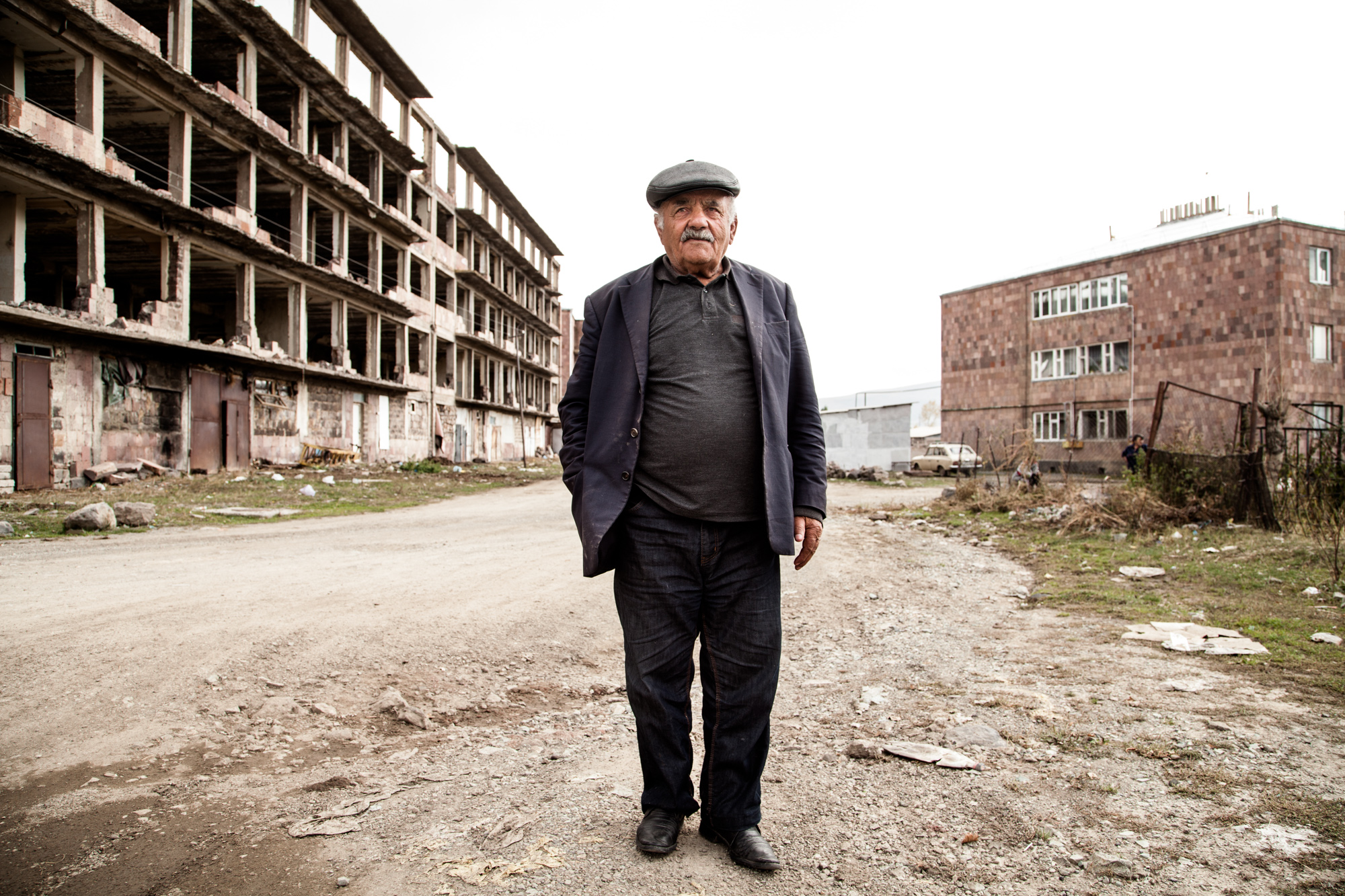  6 Décembre 1988. La terre tremble à 50 km d'Ashotsk, au nord-ouest de l'Arménie. Il est 11H40. Monsieur Stéfésov était chauffeur. Derrière lui, les ruines toujours debouts d'un des nombreux immeubles évacués. 