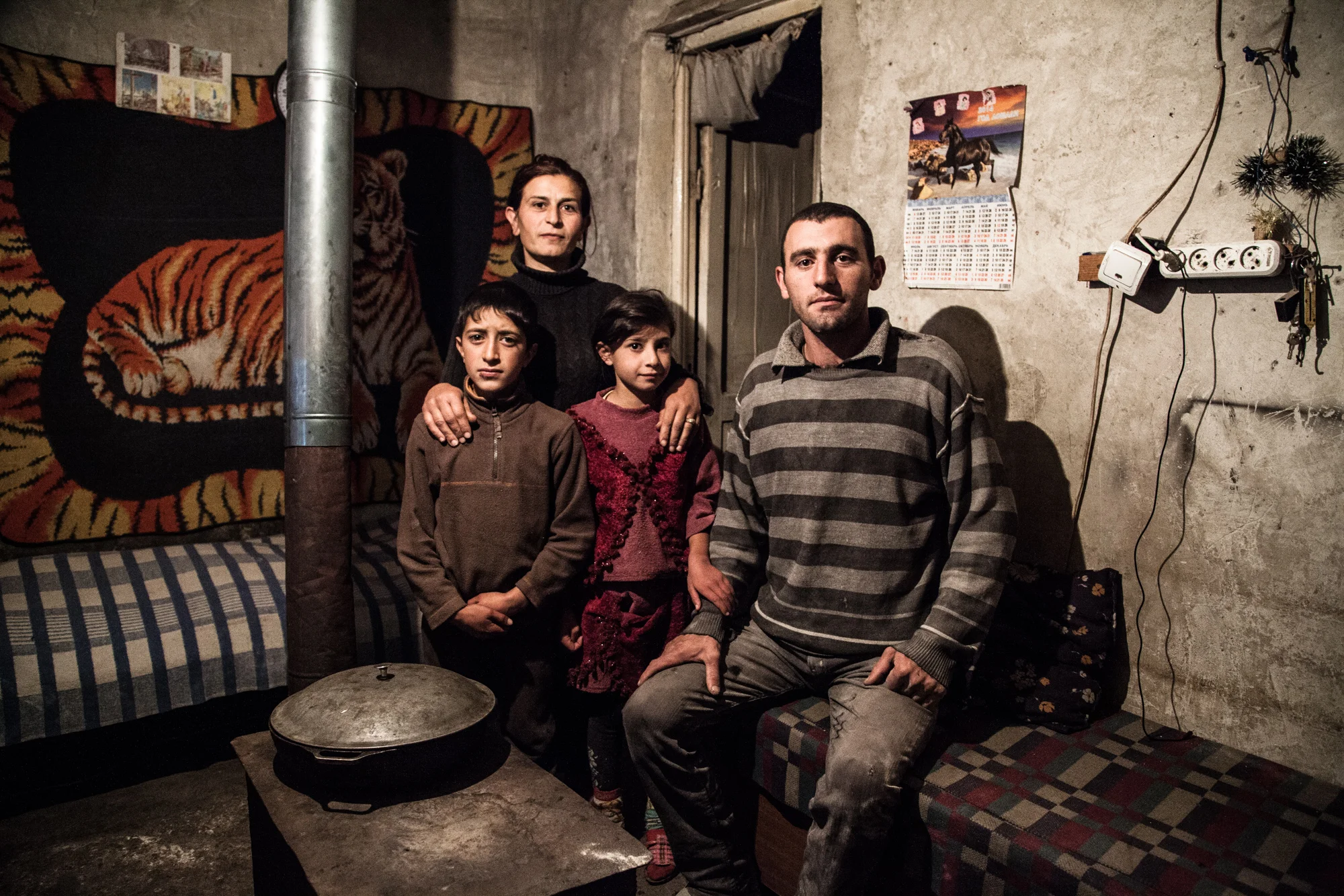 Anna a perdu son mari. Elle vit avec ses enfants, Arman et Vartuhi, dans un domik d'Ardénis, un village près d'Ashotsk. Son nouveau compagnon a 27 ans et une hernie. Il travaille dans une porcherie où il gagne 30000 Drams par mois (60 euros). Le salaire mensuel moyen était de 120000 Drams en Novembre 2012 selon le Service National de la Statistique. Il préfère habiter ici qu'à la ville." C'est plus dur mais moins cher." Il vient de Gyumri et a perdu 3 frères dans le tremblement de terre. Extraits du webdocumentaire Ashotsk, aux confins de l'Arménie .