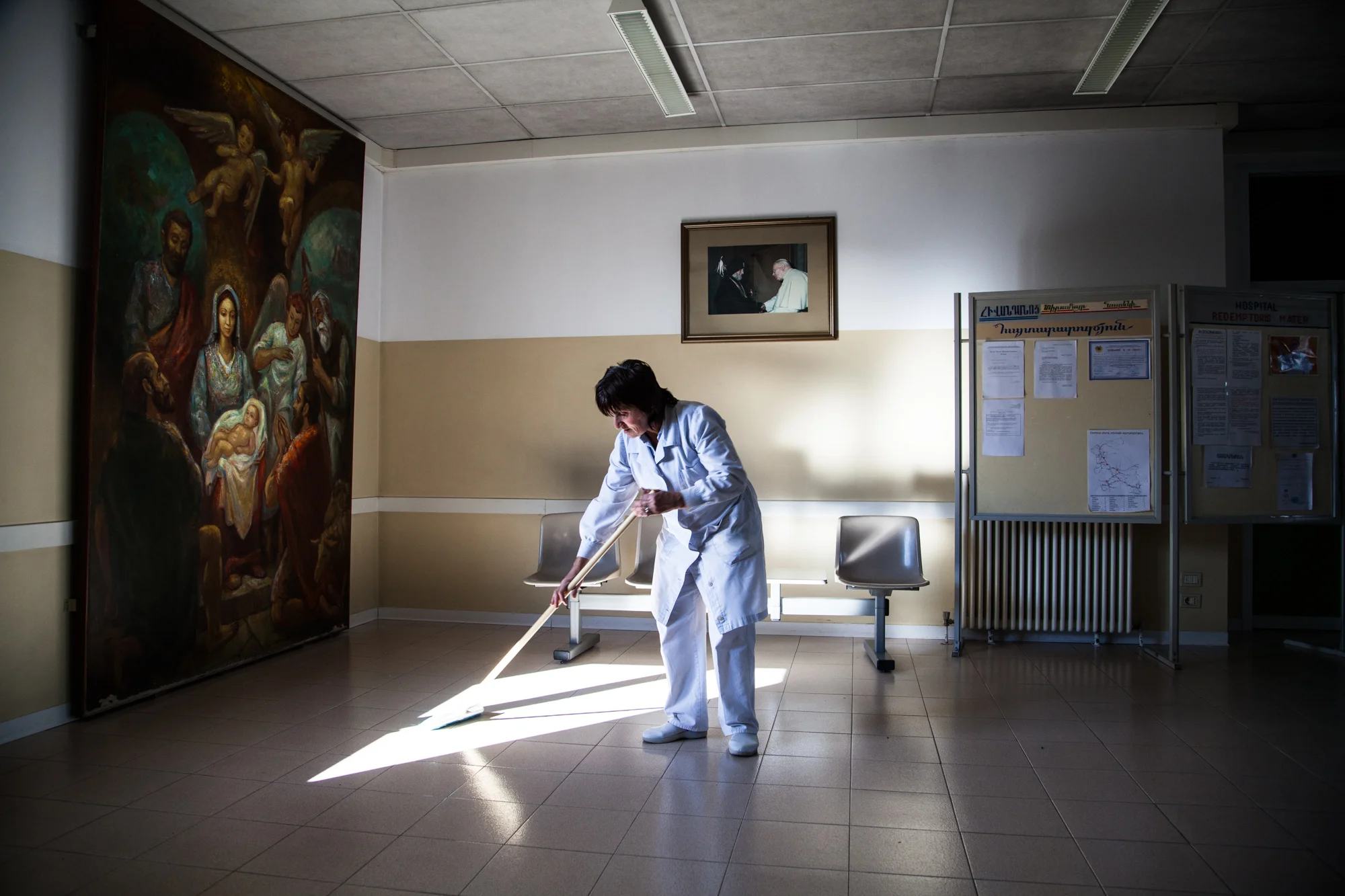 Financés par des ONG, les soins ont longtemps été gratuits à l'hôpital d'Ashotsk, ainsi que les repas et les nuits. Depuis peu, les adultes hospitalisés payent un prix modique pour les opérations et les consultations. Dans le reste du pays, seuls les enfants de moins de 7 ans, les militaires et la maternité sont pris en charge. Pour les autres, la question du prix des soins reste opaque. Dans le hall, un matin avant l'ouverture des consultations. Extraits du webdocumentaire Ashotsk, aux confins de l'Arménie .