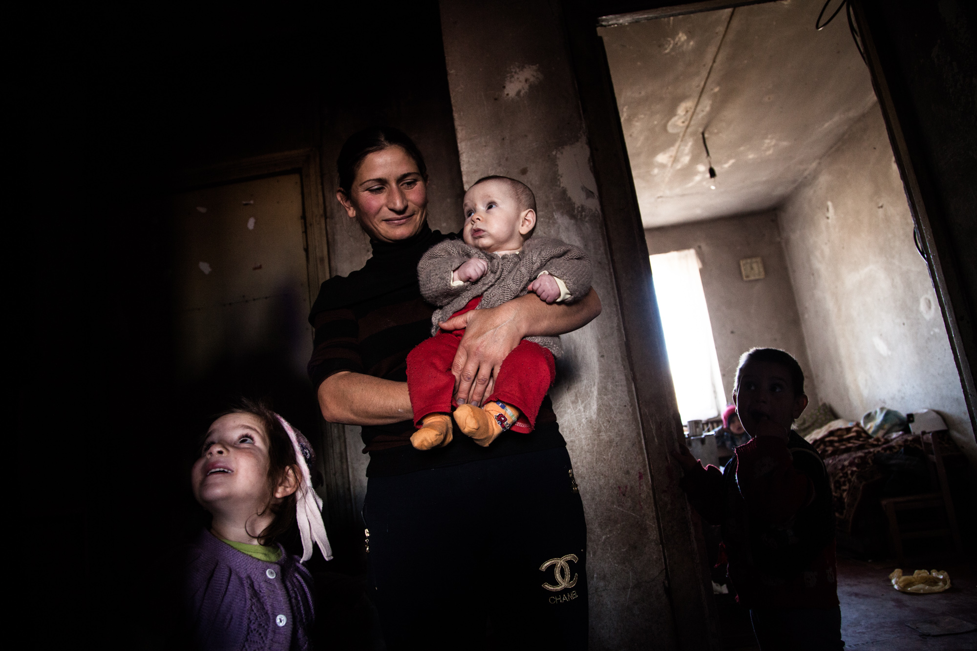  Aïda n'a pas de travail. Elle s'occupe de ses 7 enfants à la maison. Mariam, la dernière, a 4 mois. Outre le faible salaire de Vova, la famille n'a que l'aide humanitaire pour survivre. 