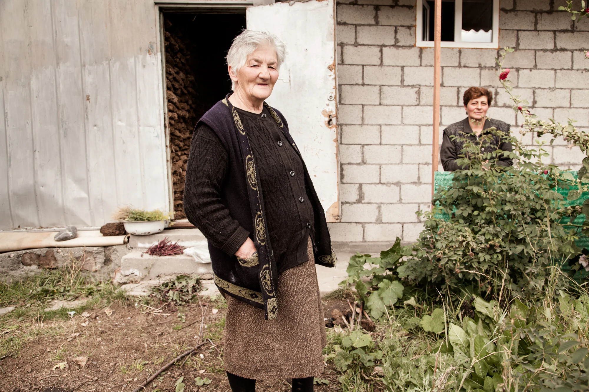 Julieta et sa belle-fille Rousanna. Leur domik, après transformation, ressemble désormais à une maison. Cet après-midi, elles stockent les pains de atar ( bouse de vaches ) qui serviront à les chauffer cet hiver. Julieta est veuve. Le mari de Rousanna est lui aussi parti travailler en Russie. Le couple a 3 filles, et un fils au Karabagh qui sert sur la frontière en ce moment. Et il y a 2 jours ( le 1er Octobre 2014), un soldat arménien a été tué sur la frontière... Extraits du webdocumentaire Ashotsk, aux confins de l'Arménie .