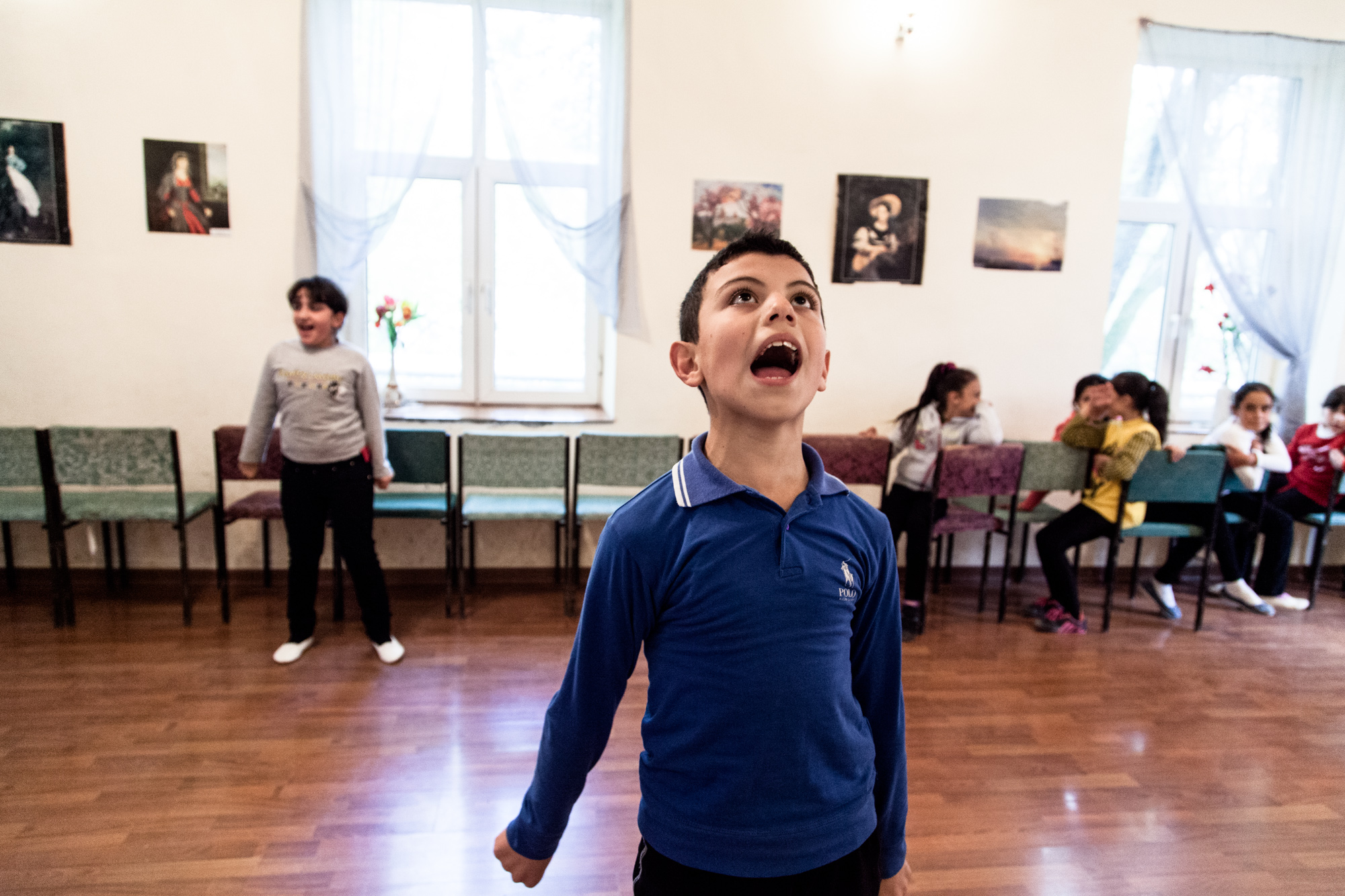  L'École d'Art a réouvert il y a peu. Une centaine d'enfants est accueillie, pour 2000 Drams mensuels (4 €). Il peuvent y suivre des cours de kanoun ( cithare), de piano, ou de danse arménienne. Dans une pièce, comme un autel: le drapeau arménien, un