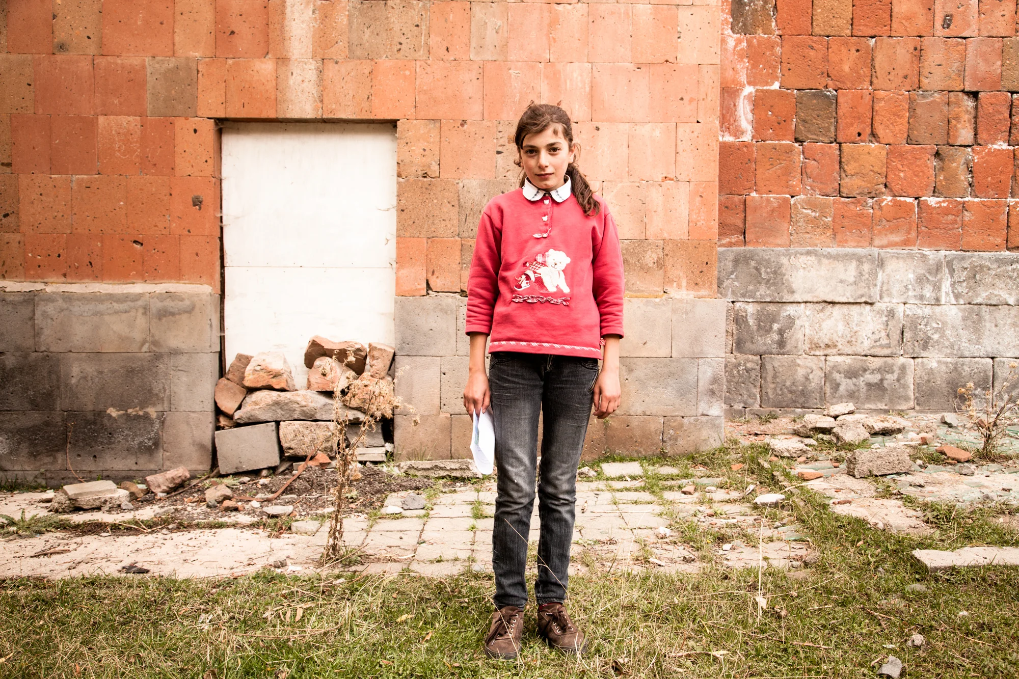 Nazéli a 12 ans et rentre de l'école. En classe de 12ème, à 15 ans, elle suivra comme tous un cours d'instruction militaire, où garçons et filles apprendront notamment à se servir d'une Kalachnikov. Pour l'instant, elle a ses devoirs à faire. À l'issue de leurs études secondaires, de nombreuses filles arrêtent leur scolarité pour se marier et fonder une famille. La poursuite d'études est un luxe sans aide humanitaire. Extraits du webdocumentaire Ashotsk, aux confins de l'Arménie .