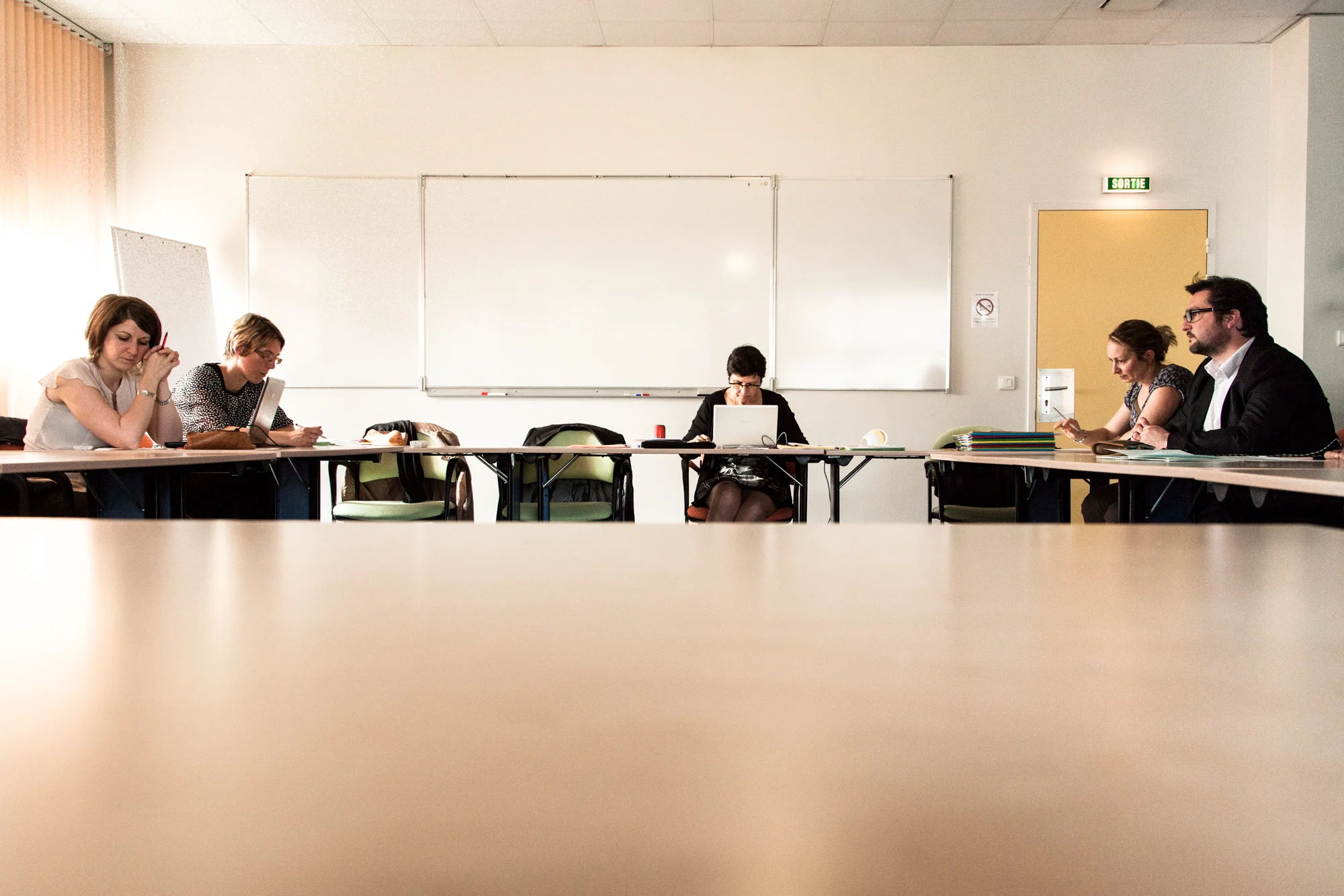 Mme Jamelin, Principale du collège, Mme Perello et Mme Pinte, professeures principales, Mme Le Garçon, Conseiller Principale d'Éducation, Monsieur Jeanne, professeur d'histoire-géographie ainsi que 5 autres professeurs de la 3ème B assistent au conseil de classe. Les 2 déléguées de classe, Stacy et Larissa, ainsi qu'une représentante des parents d'élèves du collège sont également présentes. Extrait du projet Les pieds dans la France co-réalisé avec Stéphane Doulé et Camille Millerand. http://www.unpieddanslafrance.fr/evreux