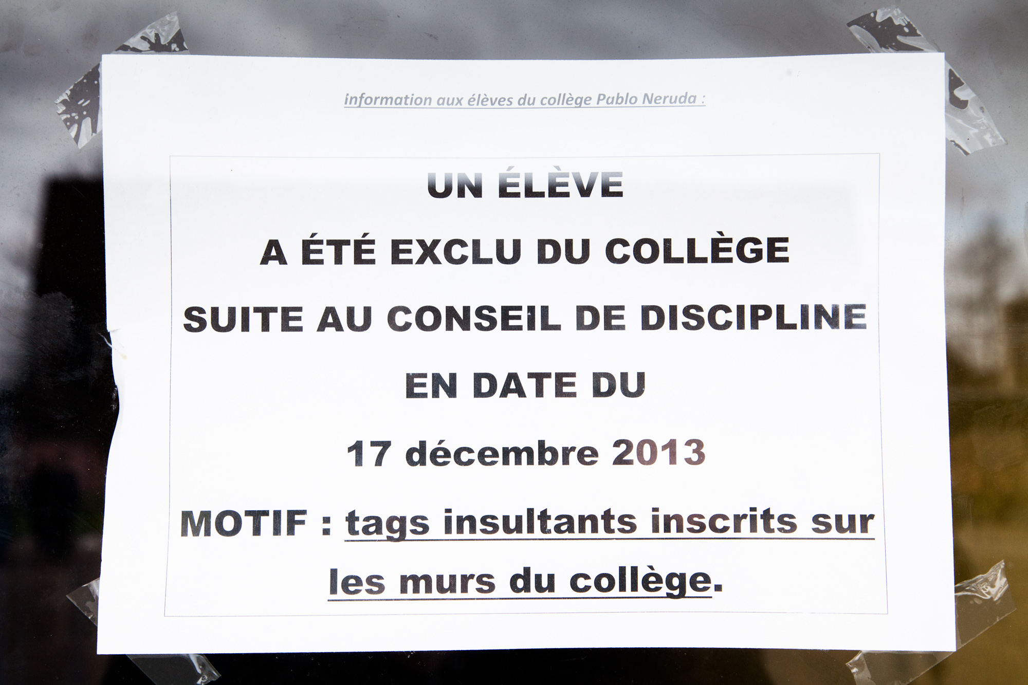  Sur une des portes du collège, un message à l'attention des élèves. 