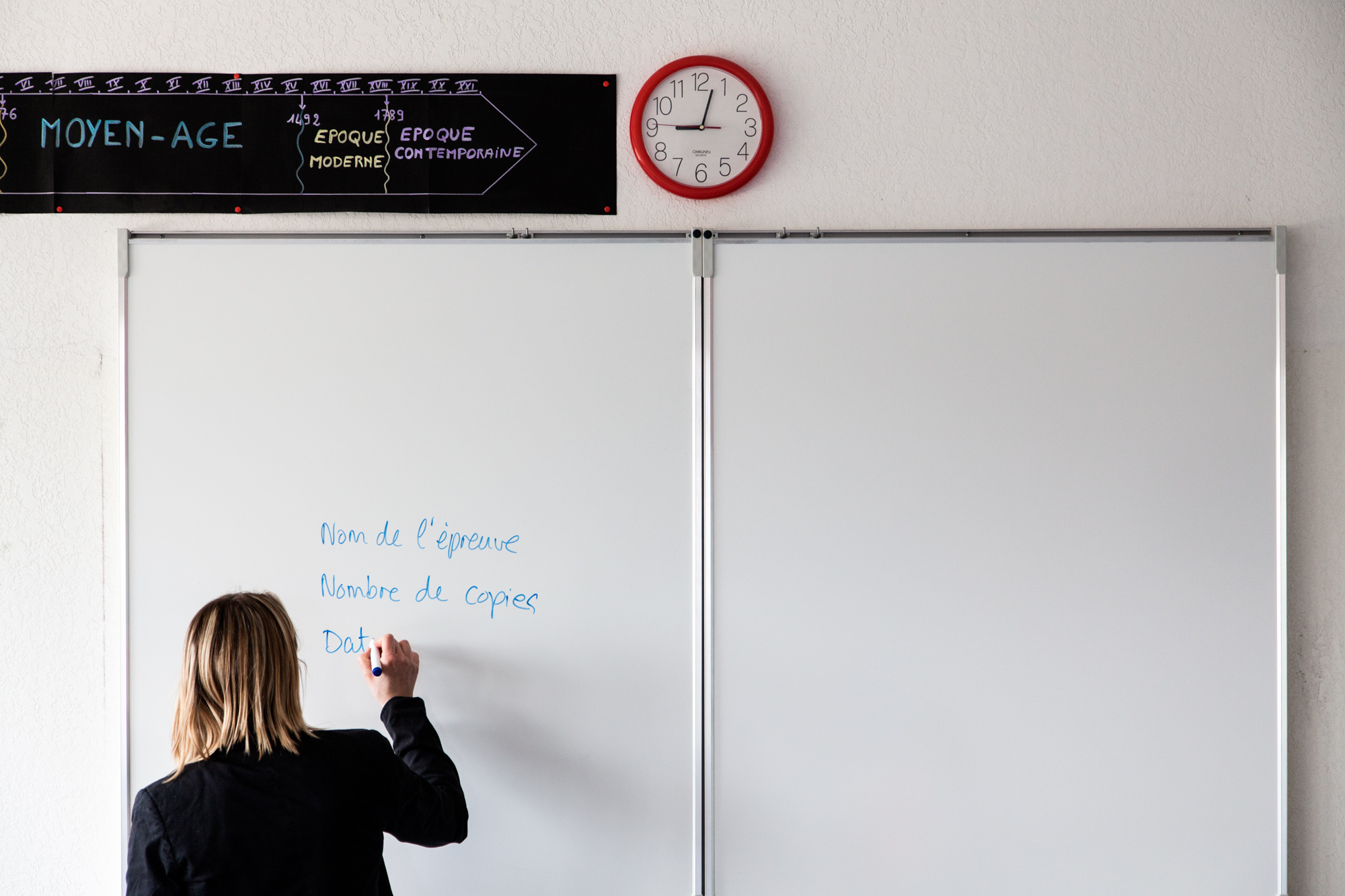  Dans une salle du collège, avant le début des épreuves du Brevet. 