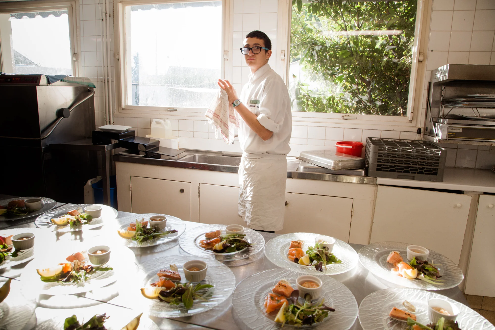 "Je voulais voir comment ça se passait dans une cuisine. Je savais déjà ce qui se passait dans les cuisines, mais j'avais vu à la télé... Je voulais voir comment ça se passait en vrai." David, en stage dans le restaurant " La Vieille Gabelle". Extrait du projet Les pieds dans la France co-réalisé avec Stéphane Doulé et Camille Millerand. http://www.unpieddanslafrance.fr/evreux