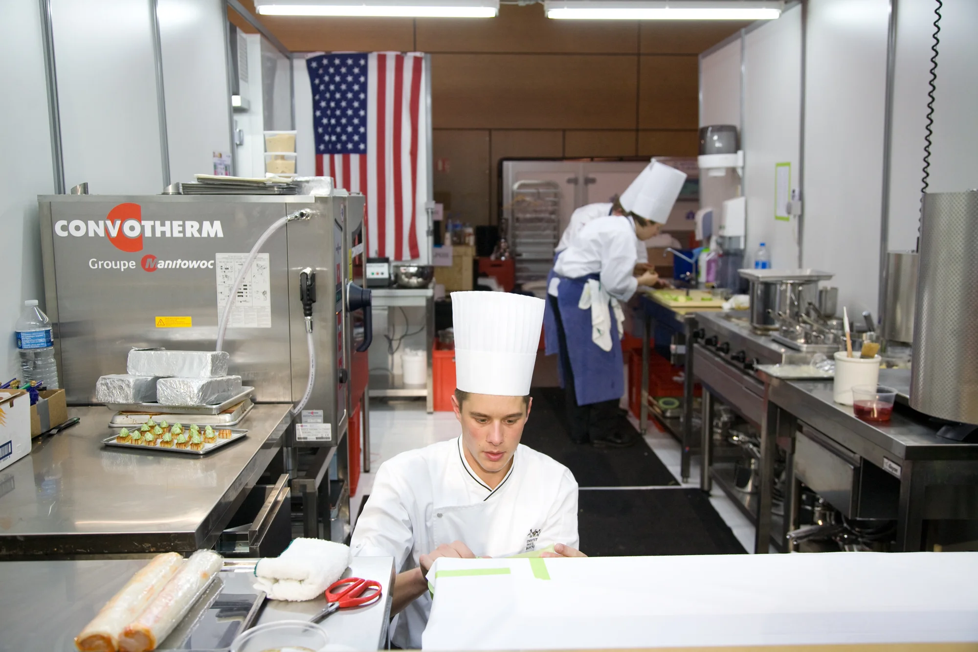 Sur 2 jours, et à partir de 5H30, des équipes de 24 nations, composées du chef, du second de cuisine et d'un commis, s'affrontent dans des boxs reproduisant une cuisine de restaurant.