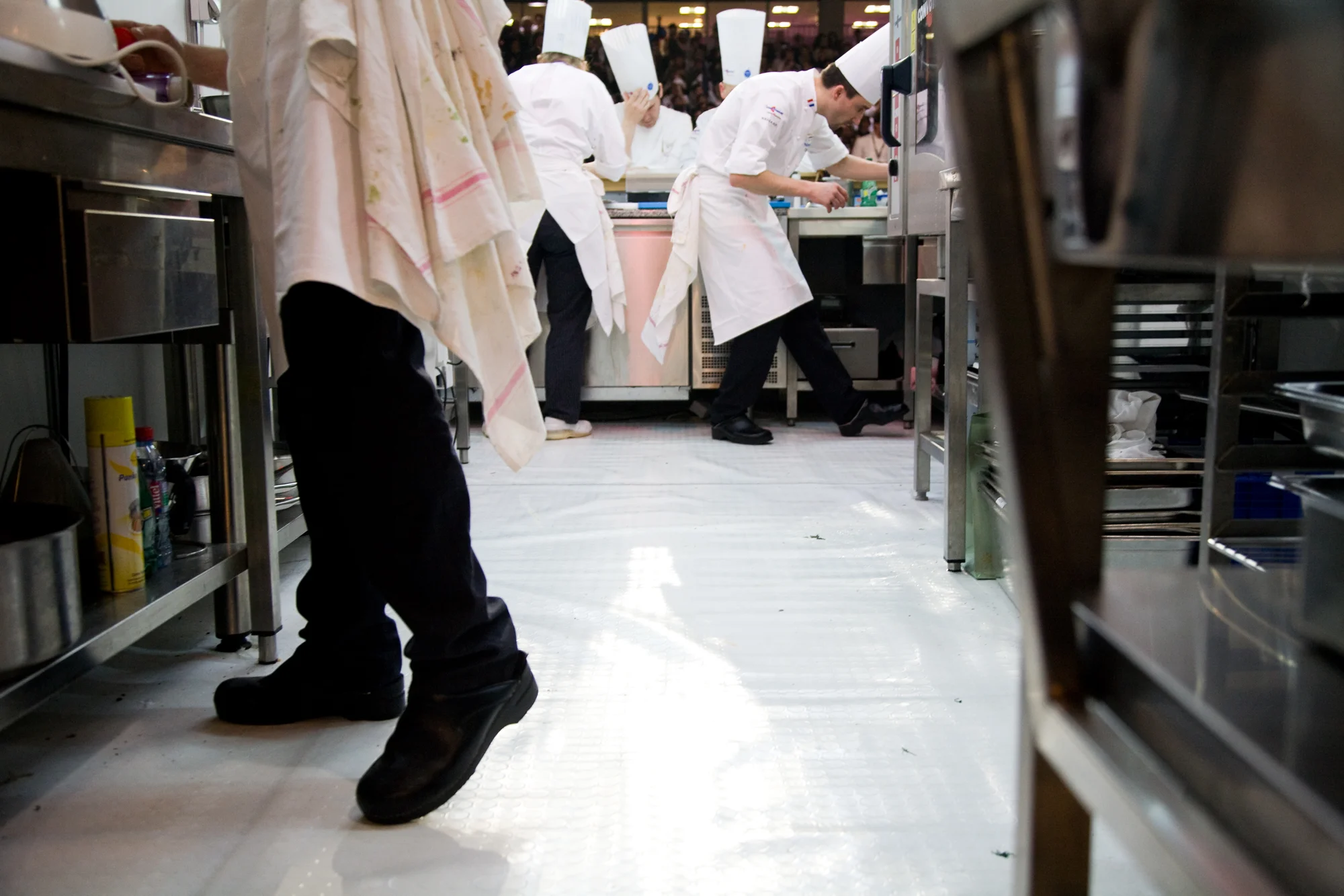 Le temps passe et le travail dans les boxes monte en intensité. Les équipes doivent envoyer leur 2 plats dans un temps imparti. Si elles ne tiennent pas cet horaire imposé, elles sont pénalisées.