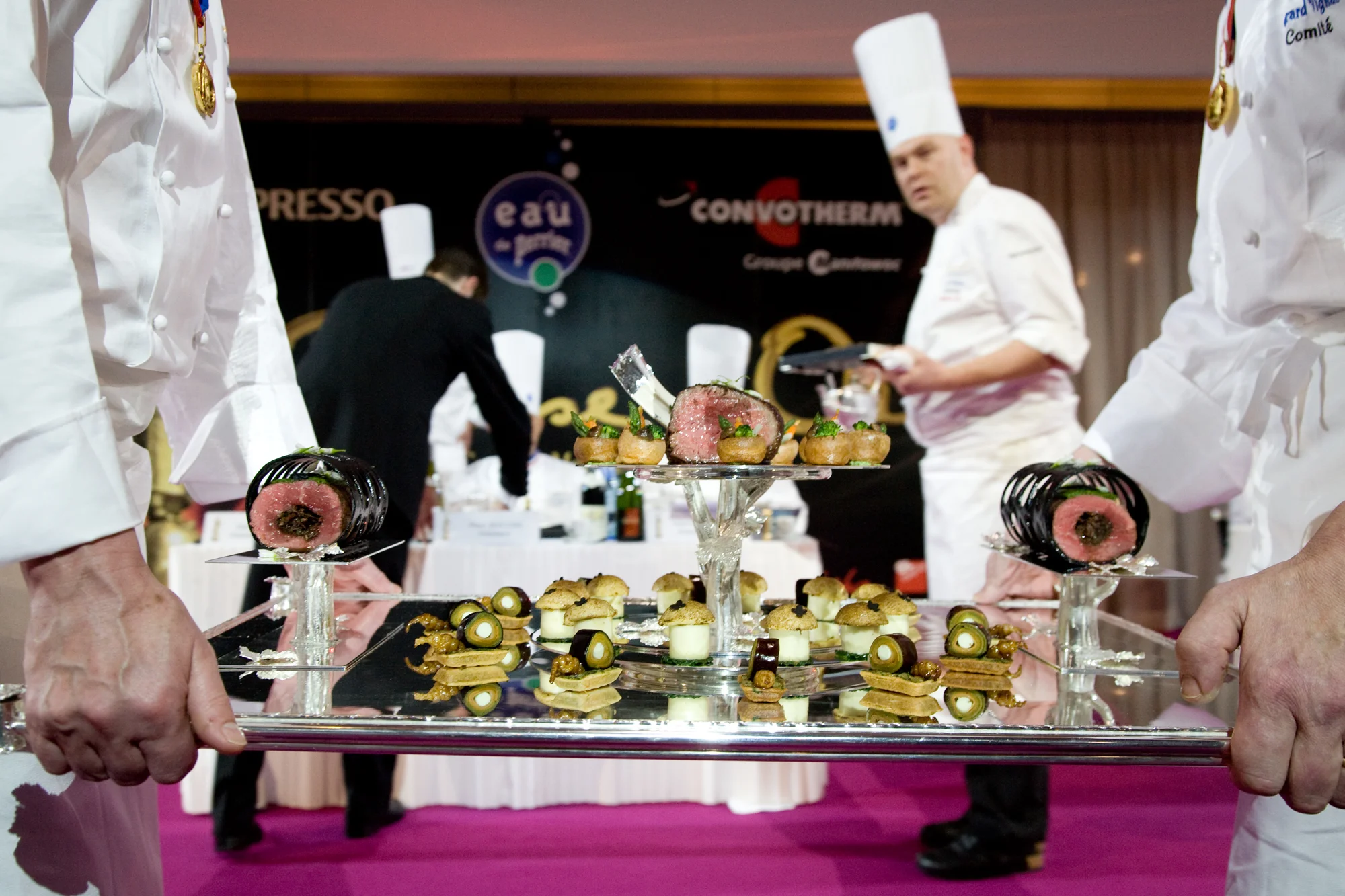 Les plats sont présentés au public et à chaque membre du jury, qui prend le temps d'évaluer et de noter la présentation.