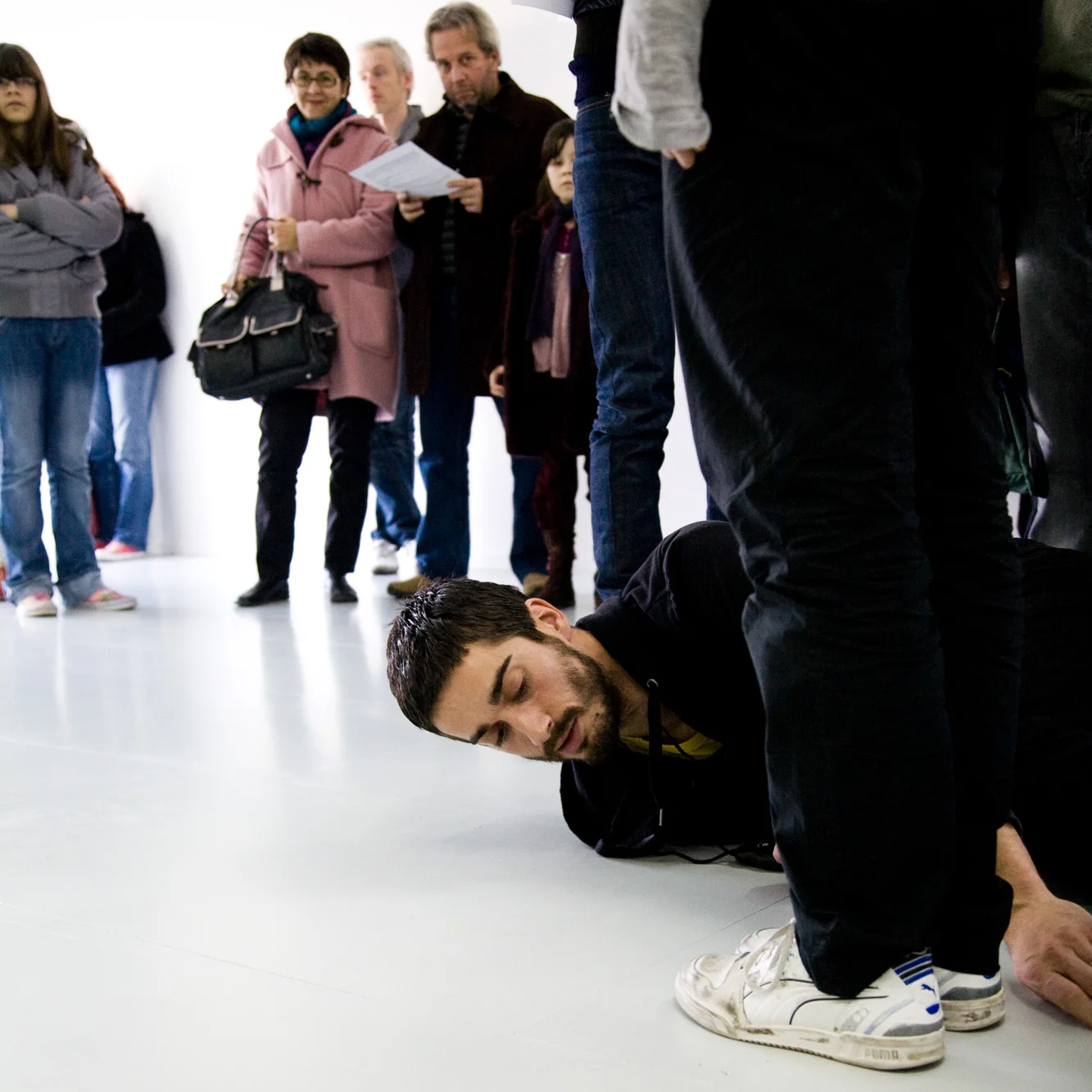 Une exposition chorégraphique. Commissaire invité : Mathieu Copeland Centre d'Art Contemporain de La Ferme Du Buisson, Scène Nationale, Noisiel, France, 2008