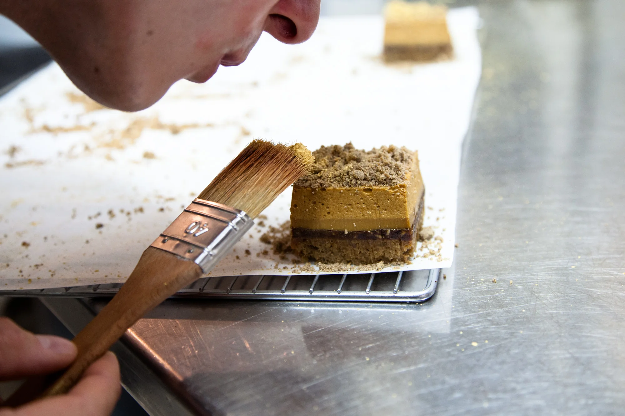 Finition d'un gâteau au laboratoire de R&D.