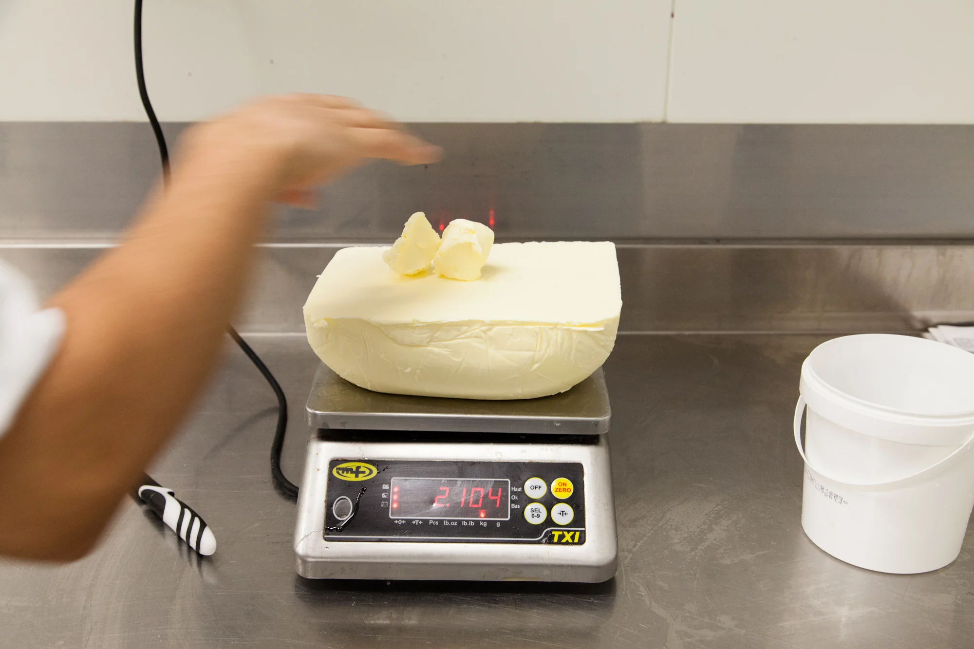 Dans le laboratoire de pesée.