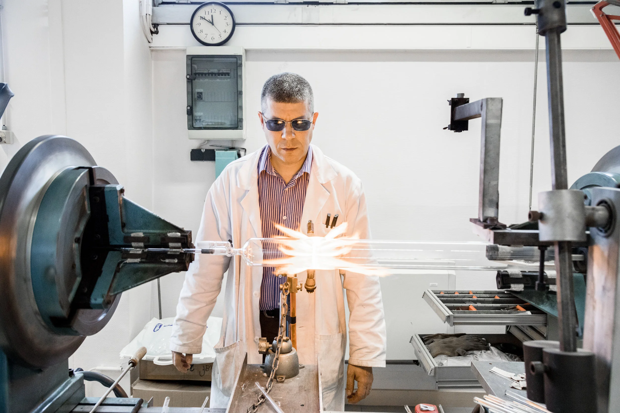 Jean-Michel Wiernezky, Meilleur Ouvrier de France, souffleur de verre scientifique, dans son atelier de l'Ecole Polytechnique.