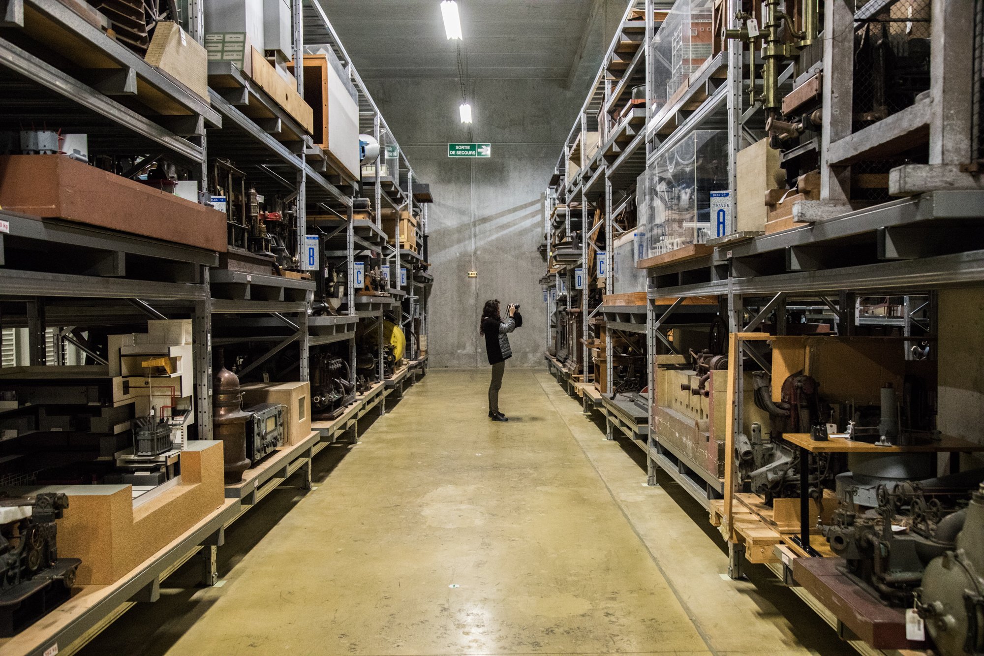  Réserves du Musée du Conservatoire National des Arts et Métiers. 3 octobre 2017. Isabelle photographiant des machines.  