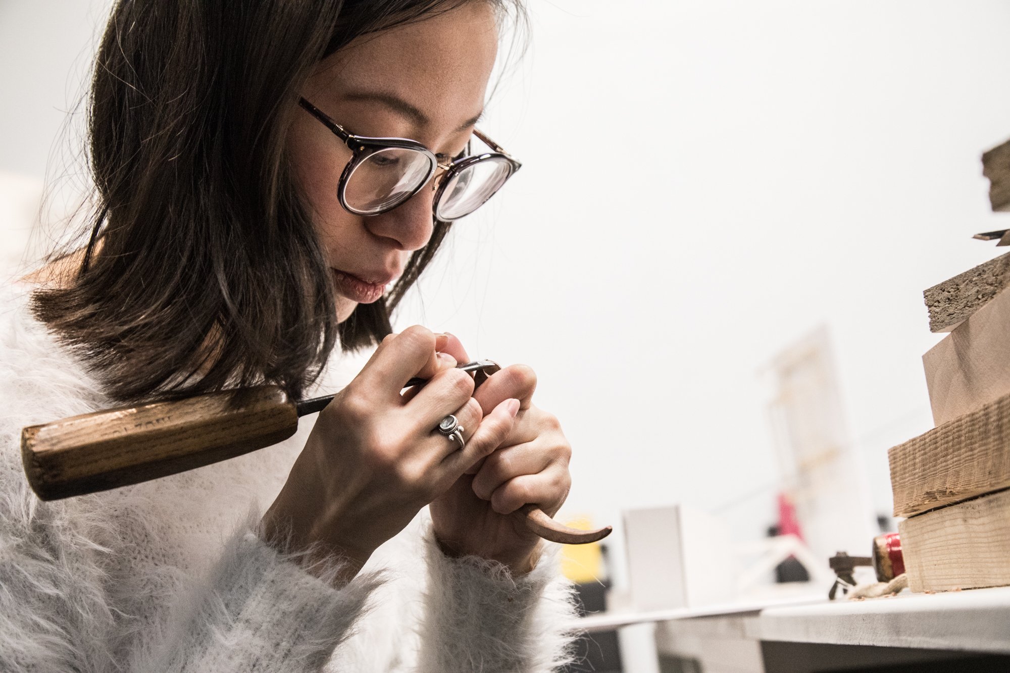  Atelier de Sculpture de l’École Boulle. 25 janvier 2018. Mathilde sculptant une aiguille.  