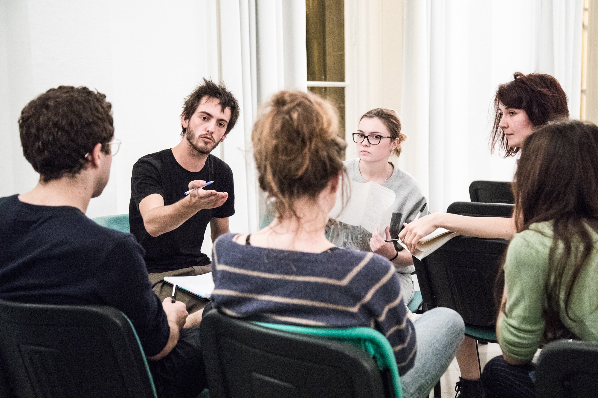  Salle de conférences du Musée. 7 novembre 2017. Maxime, Jean, Marie, Marianne, Coline et Roxane discutant de leur projet.  