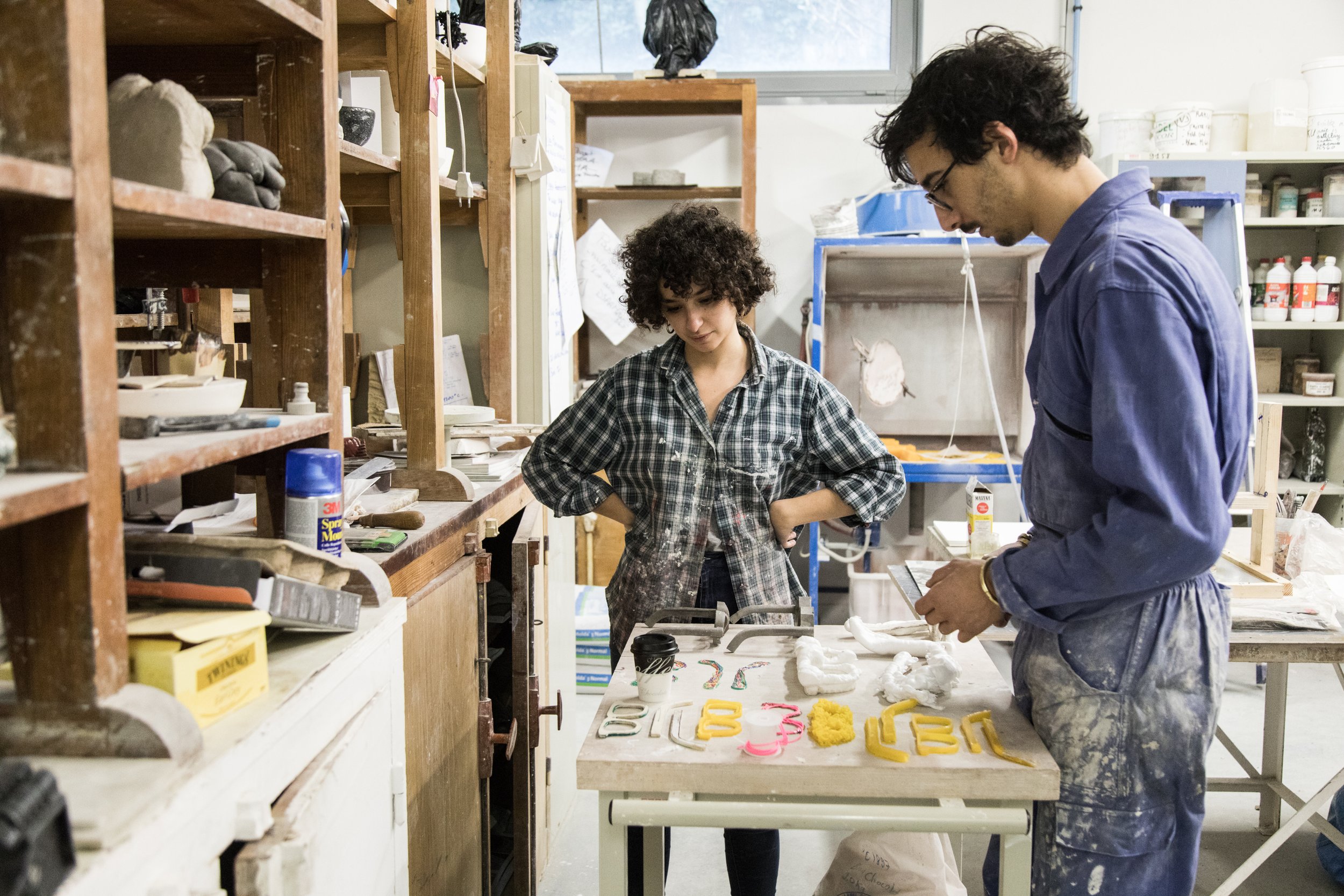  Atelier Céramique de l’Ensaama. 17 janvier 2018. Marina et Viktor regardent leur travail.  