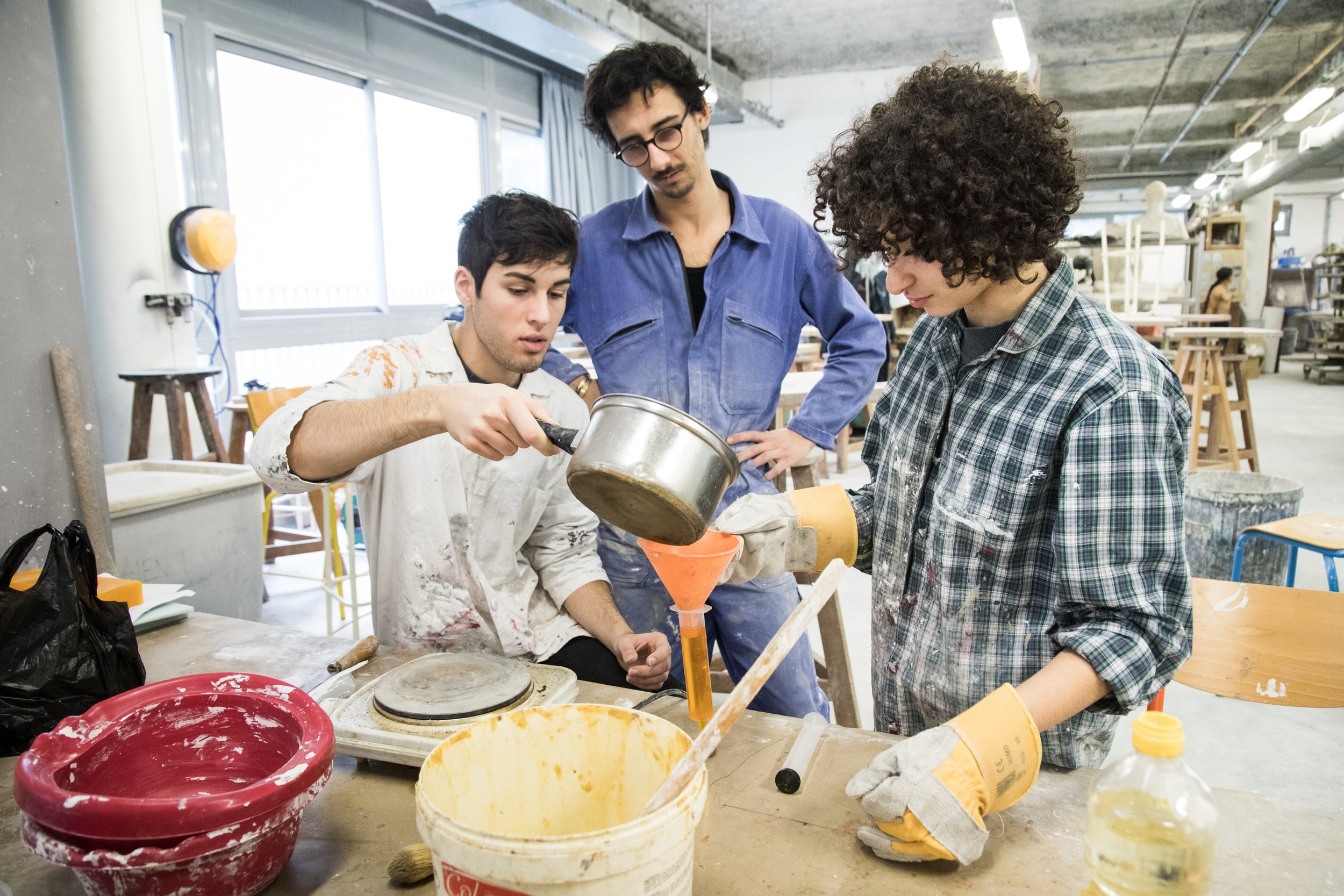  Atelier Céramique de l’Ensaama. 16 janvier 2018. Martin, Viktor et Marina remplissent une seringue de cire fondue.  