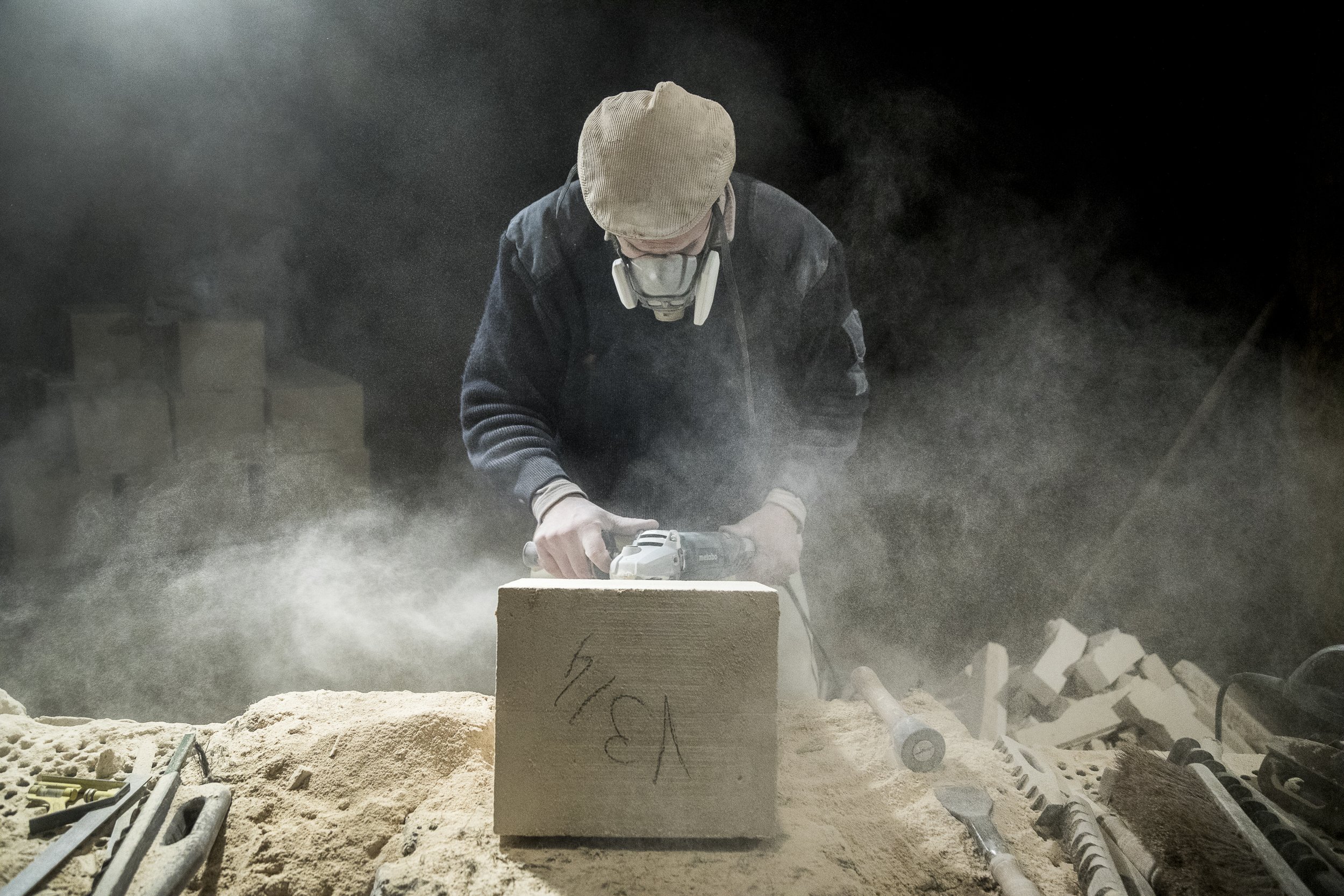  Senlis, 6 février 2017. Steve Paton , tailleur sur pierre. Son atelier de taille se trouve dans une ancienne champignonnière, près de Chantilly. 