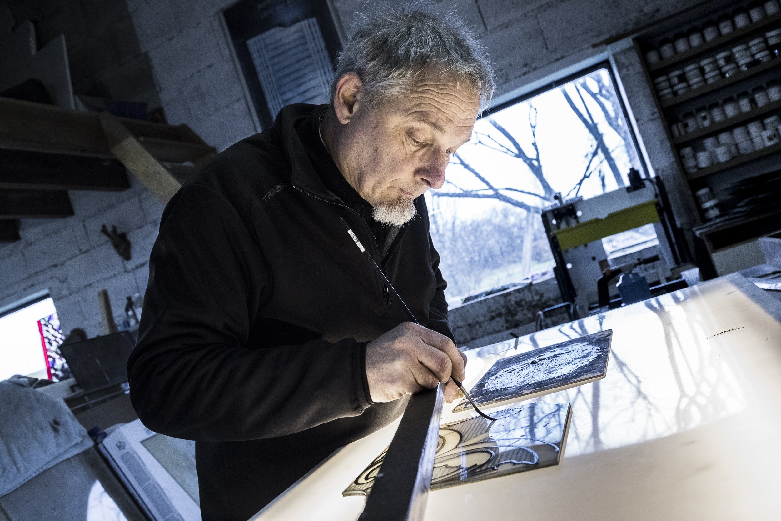  Rye, 11 janvier 2017. Philippe Tatre est vitrailliste. Il mène une double activité de création et de restauration de vitraux. “ Le plus important est de passer du temps à lire la lumière du lieu pour lequel seront créés les vitraux” me dit-il. 