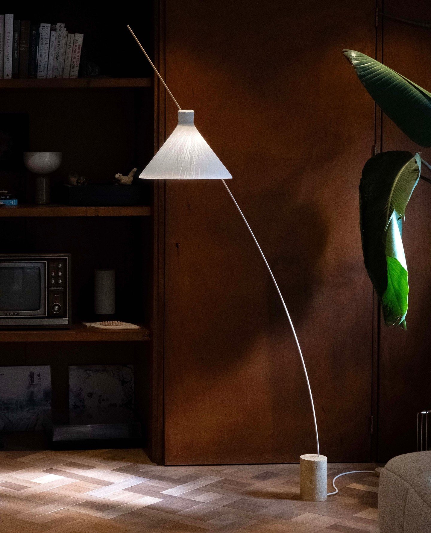 The new tape weaving technique inspires to make designs with a sense of lightness and movement. This resulted in a first collection of lights wherein the woven lamps show subtle movement by swaying in the wind or tilting by a slight hand gesture.⁠
Sw