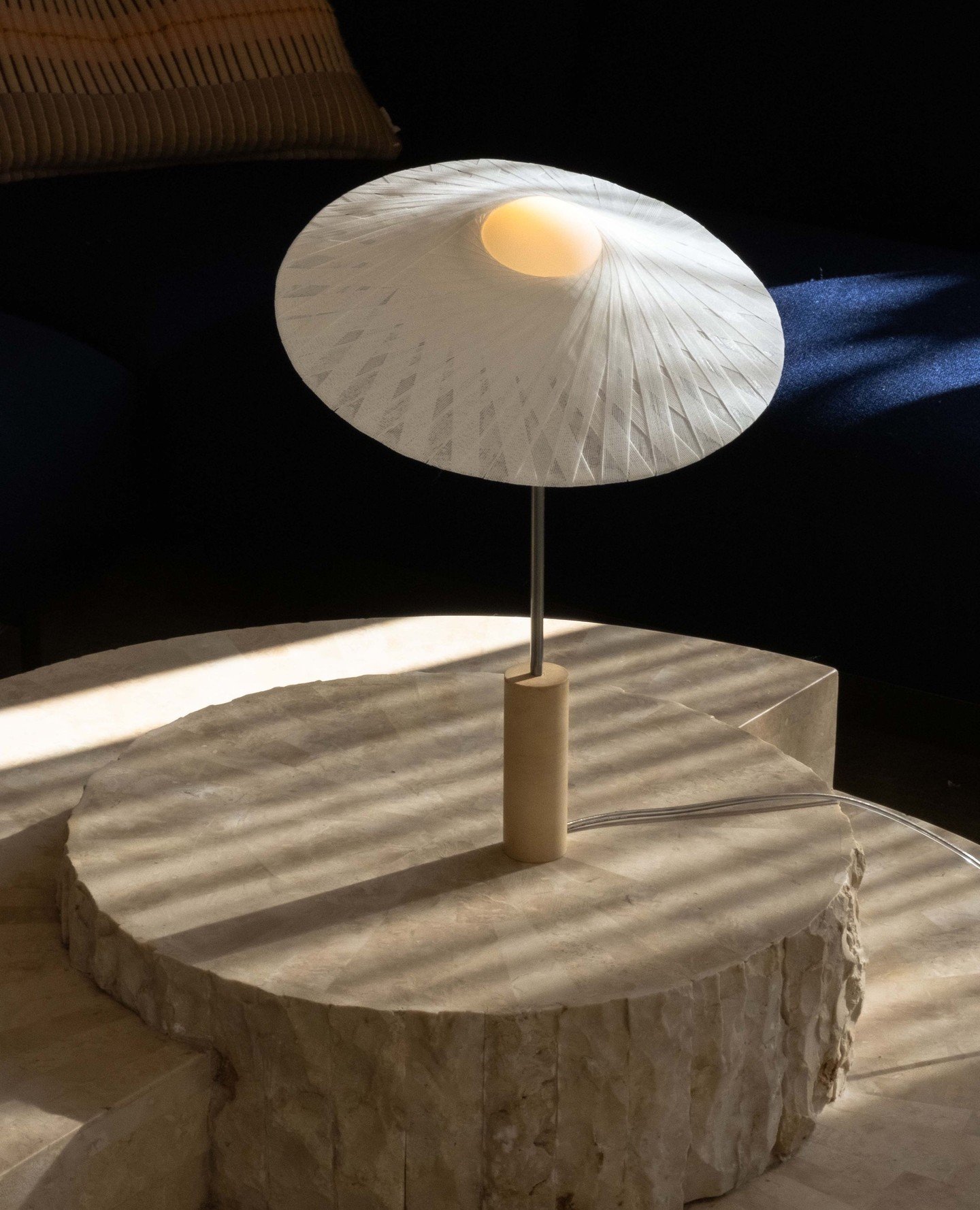 The new tape weaving technique inspires to make designs with a sense of lightness and movement. This resulted in a first collection of lights wherein the woven lamps show subtle movement by swaying in the wind or tilting by a slight hand gesture.⁠
Ti