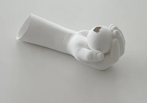 Charles-Ray-Sculpture-Hand-Holding-Egg_480.jpg