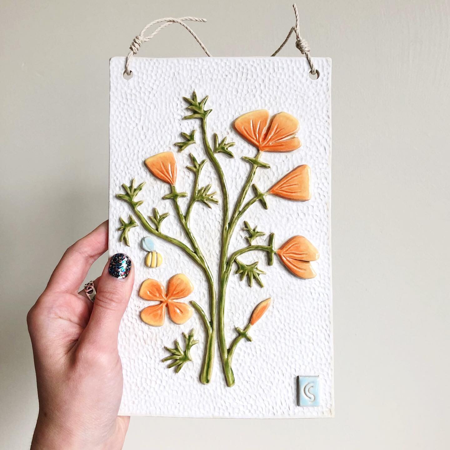 Is throwback Thursday still a thing? Here are the first poppies I ever made back in 2018! It&rsquo;s a sculptural wall panel featuring blooming California poppies &amp; a little 🐝. Swipe through to see a pic of me painting it in the community studio