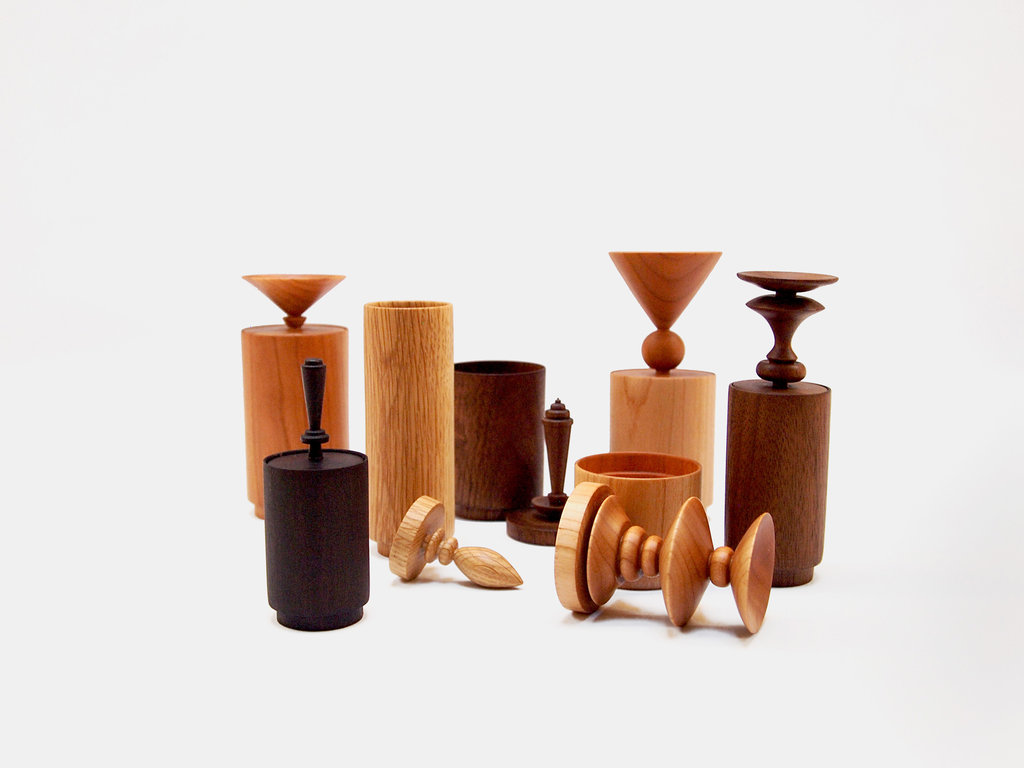 James English手工打磨木花瓶；售价165-190美元，Commune Shop，310-855-9080，communedesign.com/shop。