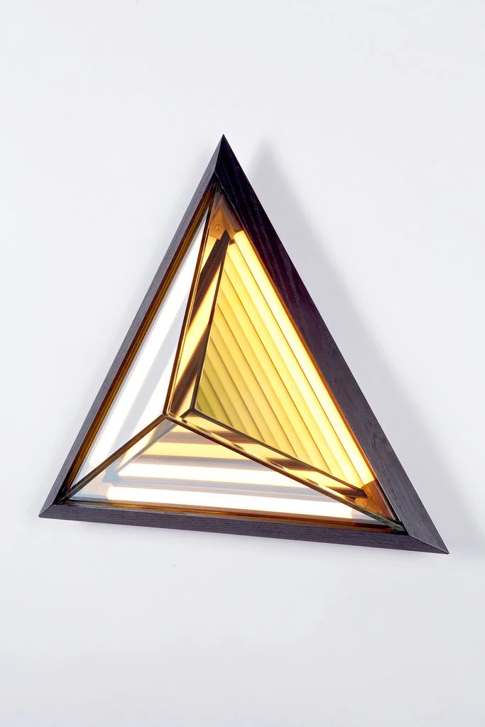 由Rosie Li为Roll &amp; Hill设计的Stella Triangle壁灯，售价3250美元，Matter商店，212-343-2600，mattermatters.com。