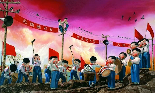 在《童话王国：大生产》中，黄引表现了中国的“大跃进”农民被要求不惜一切代价增产。