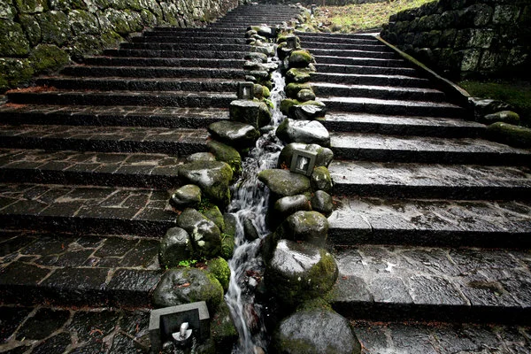 这些石阶通向轮王寺(Rinnoji)，此地的中心大神庙。