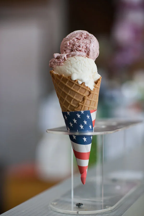 布鲁克林日落公园的“甜蜜朝代”店里，一个红豆和荔枝口味的圆筒冰激凌。