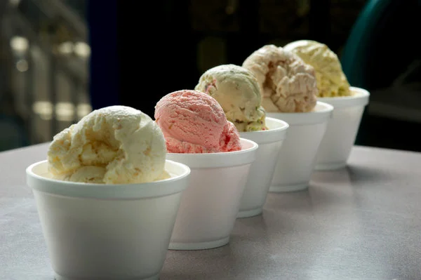 在瓦利蒂冰激凌店能够品尝到的传统印度冰激凌：泛马沙拉，法露德印度冰激凌，马瓦印度冰激凌，奇库和桑代。