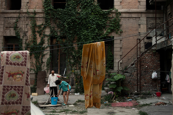 农民工在这栋破旧的房子附近住下来。