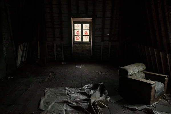 阁楼几乎已经空了，堆着垃圾和建筑材料。