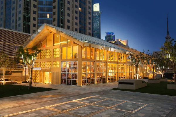 铜仁路和安义路交叉口，静安嘉里中心广场，上海