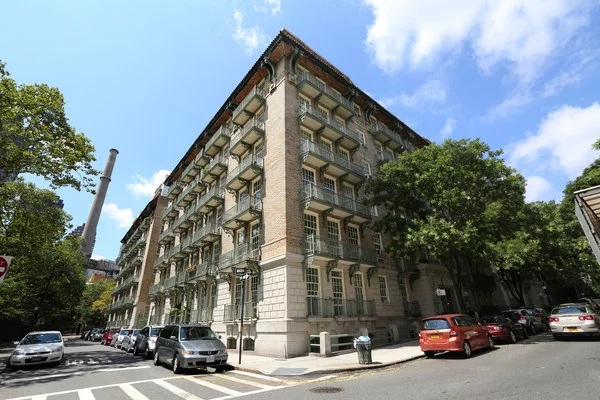 曼哈顿上东区的东78街516号#5N，是一套位于一栋布杂风格无电梯大楼内的合作公寓，带有中央洗衣房和一位常住楼管。