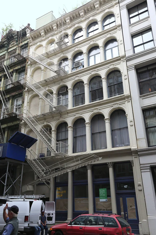 曼哈顿翠贝卡区的沃克街47号#3A，是一套跃层式合作公寓。该大楼有铸铁大门和带锁的梯楼。