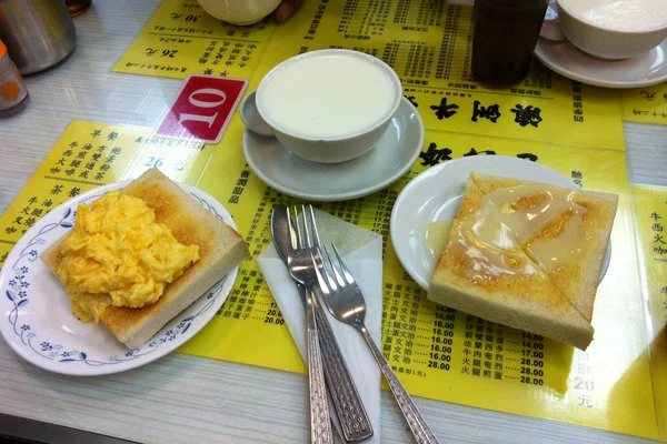 澳洲牛奶公司的一餐：炒蛋烤面包，当地的“二合一”饮品，滴上炼乳的烤面包。