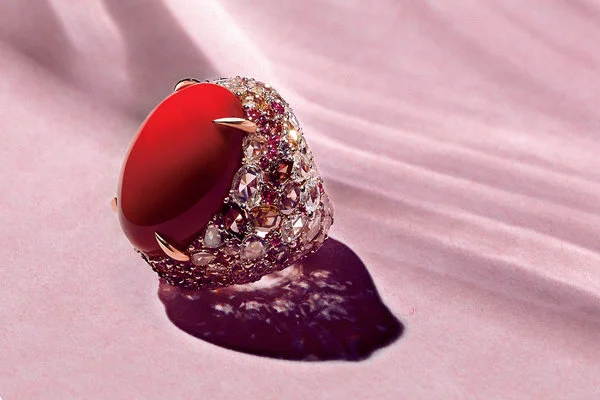 波米雷特Pom Pom高级定制珠宝系列中的一枚珊瑚戒指，有待报价。