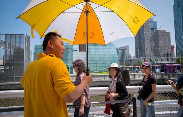 今年夏天，导游大卫·赵陪同中国游客参观这座城市。