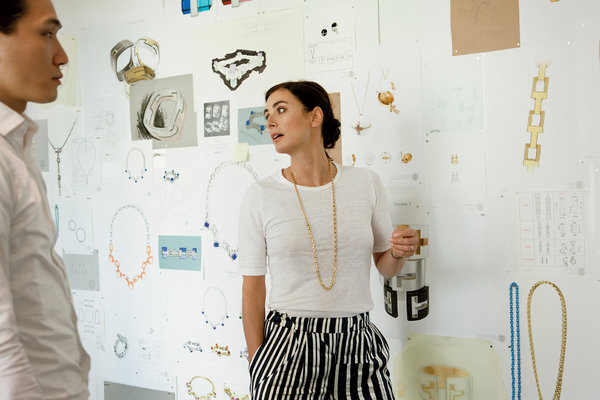 蒂凡尼工作室里，弗朗西斯卡·安菲西亚特洛夫与她首个设计系列的草图合影，该设计系列于本月发布。