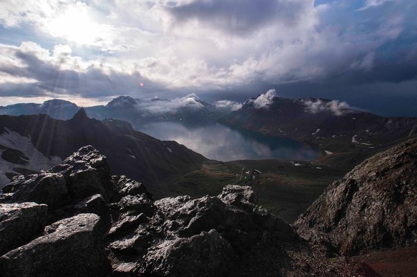 白头大干山脉绵延1400公里，构成了朝鲜半岛地形的脊梁，其最高峰是颇受尊崇的白头山。