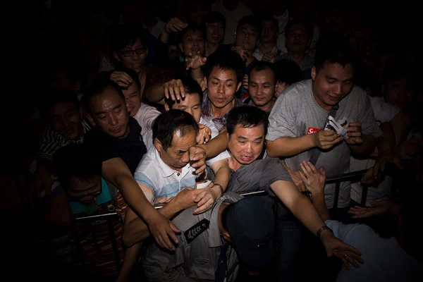 2013年11月9日，在广州性文化节上，日本著名成人片女优水菜丽(Rei Mizuna)上台推广性玩具，众人争抢她的签名照。